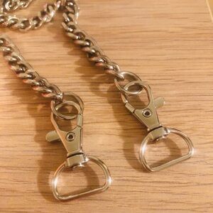 Silver chain (no brand) 💐part of 5 items for $50. Add it to your bundle.